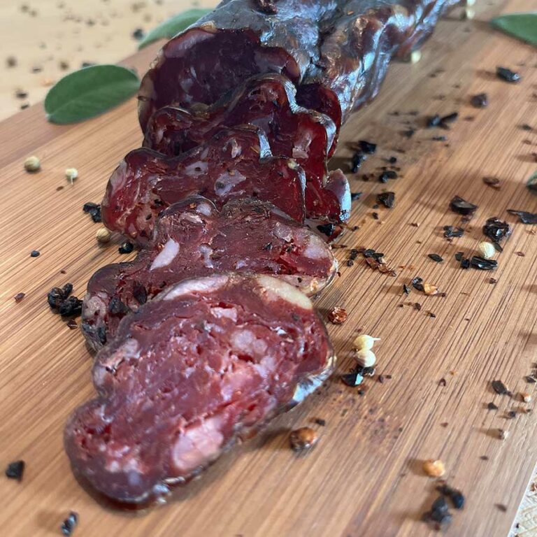 Hirschsalami auf Holzbrett