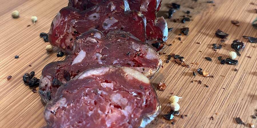 Hirschsalami auf Holzbrett